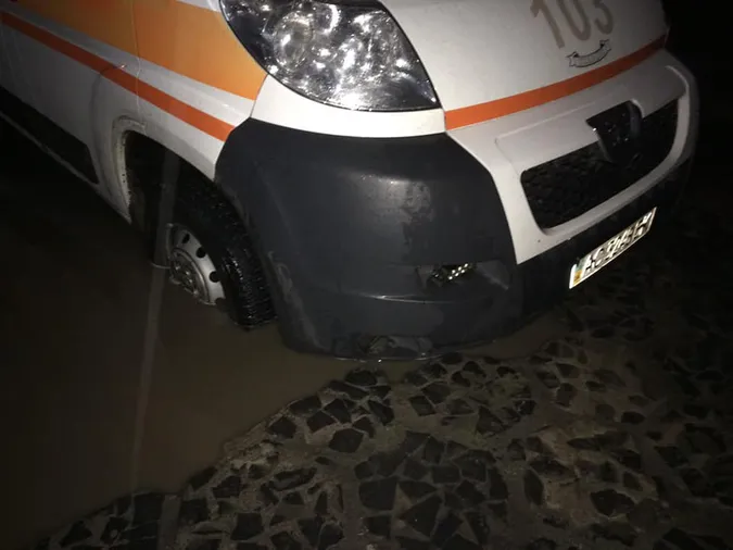 У Луцьку «швидка» не змогла виїхати з ями на дорозі (відео, фото)