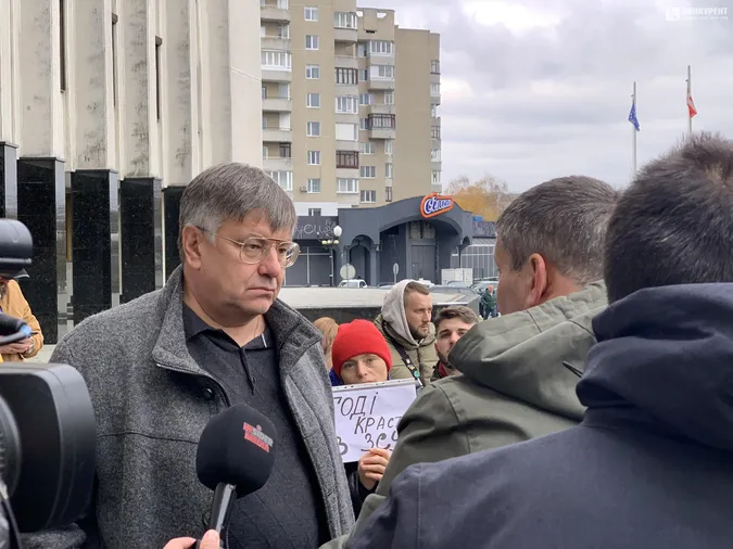 «Дрони, а не бруківка»: лучани вкотре мітингують під стінами облради (фото)