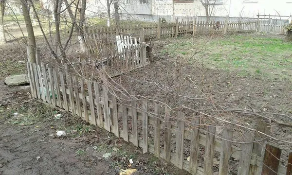 Луцькі муніципали продовжують зносити обмежувачі руху (фото)
