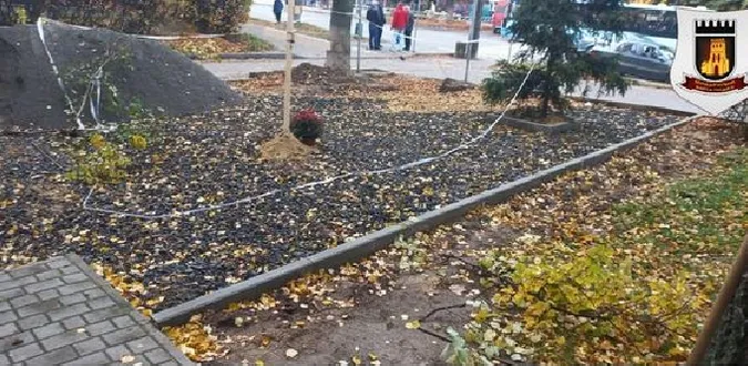 У Луцьку мешканці поскаржилися на вкладання бруківки біля будинку (фото)