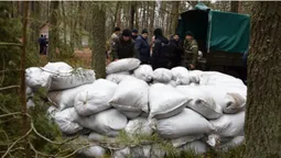 На Волині силовики і місцеві жителі облаштовують фортифікаційні споруди (фото)