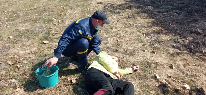 Знепритомніла від диму: на Волині рятували жінку, яка спалювала траву (фото, відео)