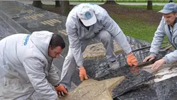 У Луцьку на меморіалі розпочали демонтаж кремлівських зірок (відео)