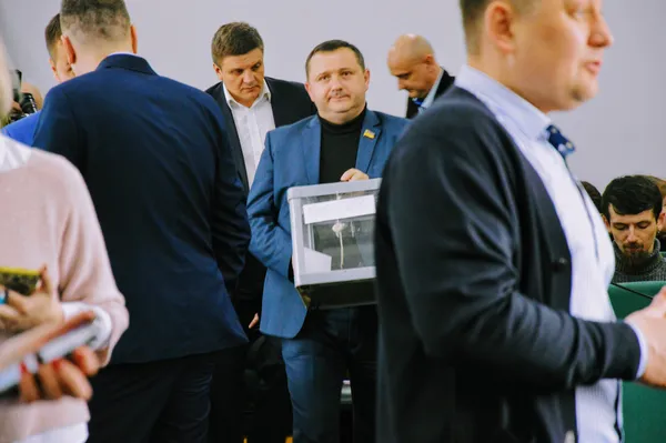 «Де марш?», – питає депутат Козлюк, коли вносить до сесійної зали скриньку для голосування