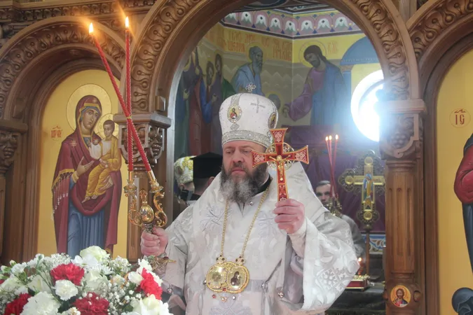 У Луцькій цвинтарній церкві освятили нові розписи (фото)