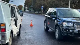 Водій Mitsubishi не надав перевагу: повідомили деталі ДТП на Київському майдані (фото)