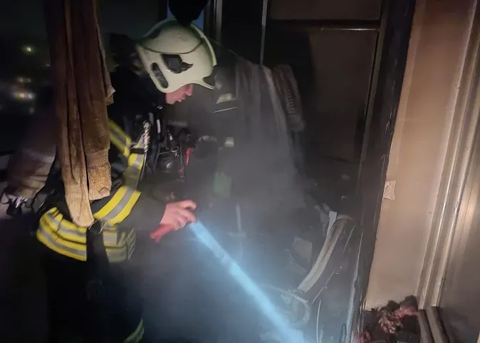 Горів балкон квартири: подробиці пожежі на Арцеулова (фото)