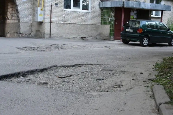 Дитмайданчики і LED-освітлення: у Луцьку відремонтують двори (фото)