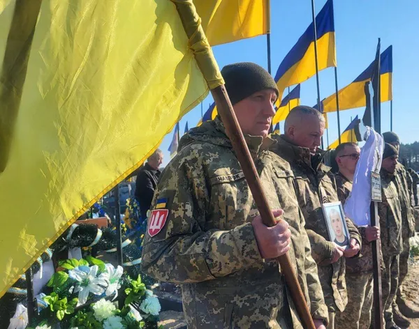 Понад рік вважався зниклим безвісти: у Ковелі попрощалися з воїном Миколою Петровським (фото)