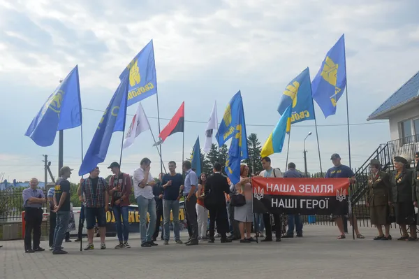 Волинські націоналісти передали новому польському консулу у Луцьку книжку про Бандеру