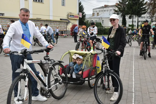 У вишиванках і з прапорами: у Луцьку відбувся традиційний велопробіг до Дня міста (фото)