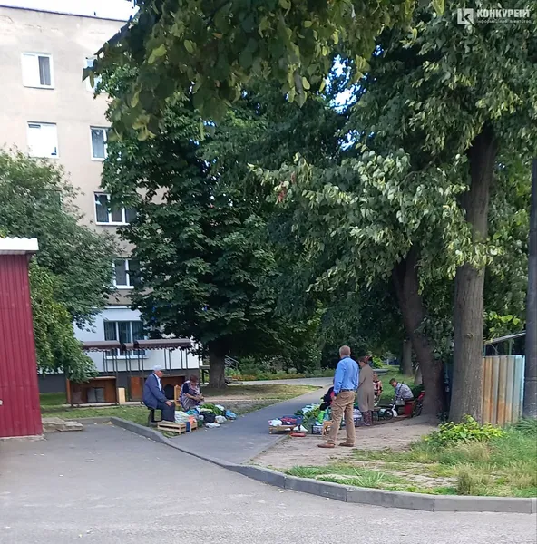 У Луцьку продавці городини ігнорують прилавки і торгують на землі (фото)