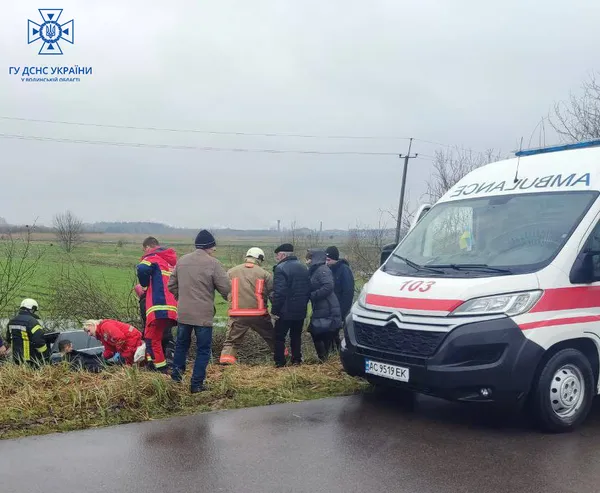На Волині авто злетіло у кювет: на місці працювали рятувальники (фото, відео)