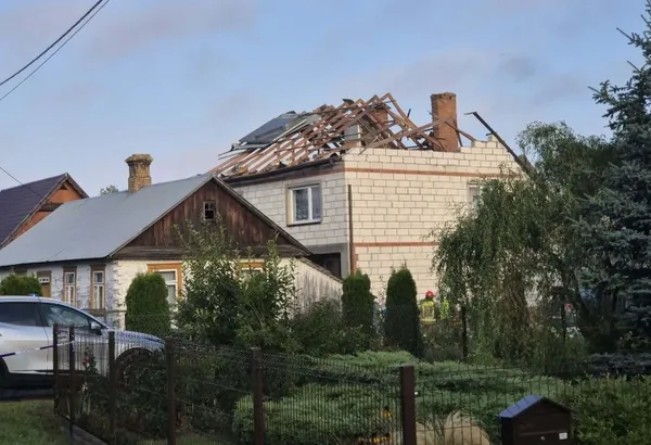 Знесло дах: у Польщі уламки російського дрона впали на житловий будинок (фото)