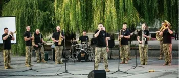 Музика, що об’єднує: у центрі Луцька військовий оркестр виступив просто неба (фото, відео)