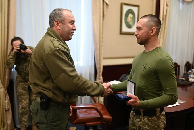 Звільнений з полону прикордонник, автор легендарної фрази про «русскій воєнний корабль» повернувся додому