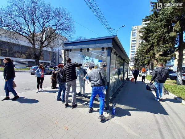 Луцькі комунальники миють «розумні зупинки» (фото)