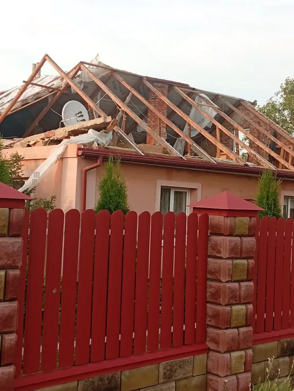 🌪️ Зривало дахи та нівечило будинки: рятувальники під Луцьком ліквідовують наслідки потужного буревію (фото)