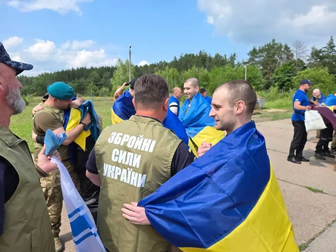 Обмін розпочався: в Україну повернули полонених віком до 25 років (фото)