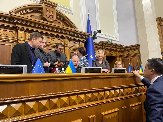 В Раді через питання Безуглої заблокували трибуну: спікер закрив засідання