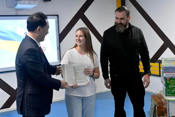 Учні 10 класів навчатимуться за новими підручниками з географії, які закупили корейці