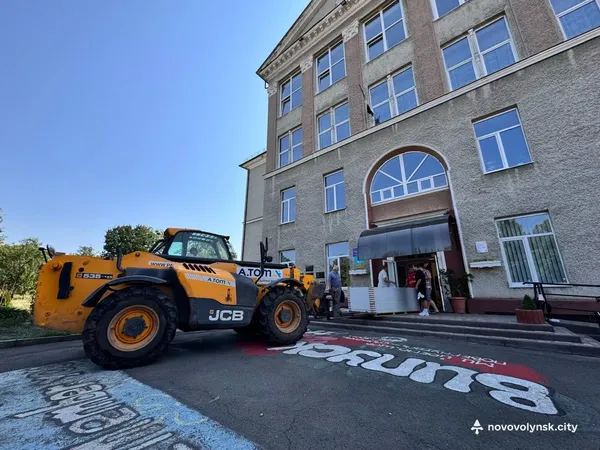 Два ліцеї Нововолинська отримали сонячні електростанції (фото)