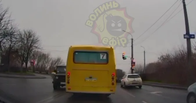 Мчав назустріч: у Луцьку УАЗ в'їхав у маршрутку (відео)