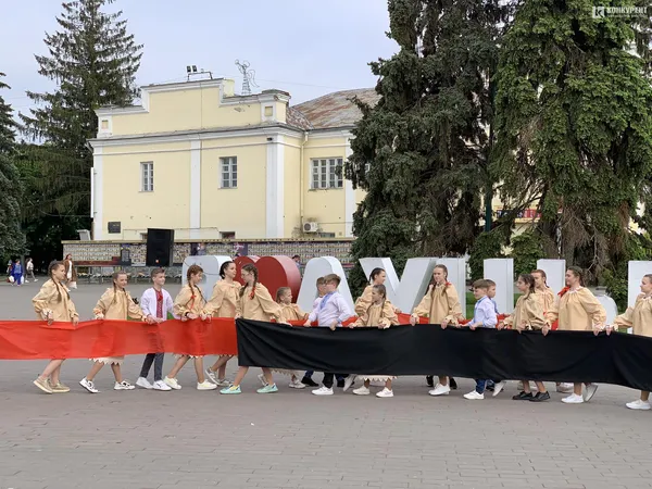 «Нитка Єдності»: у Луцьку пройшов флешмоб до Дня вишиванки (фото)