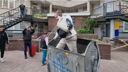 У Києві екснардепа Чорновола облили сечею і викинули у смітник (фото, відео)