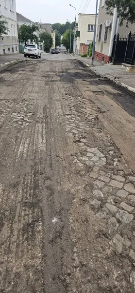 У центрі Луцька знову показалася давня бруківка: під асфальтом видніється історична вулиця (фото)
