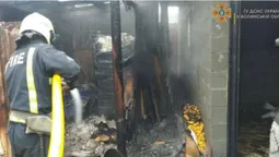 Пошкоджені стіни, покрівля, інвентар: на Волині горіла господарська споруда (фото, відео)