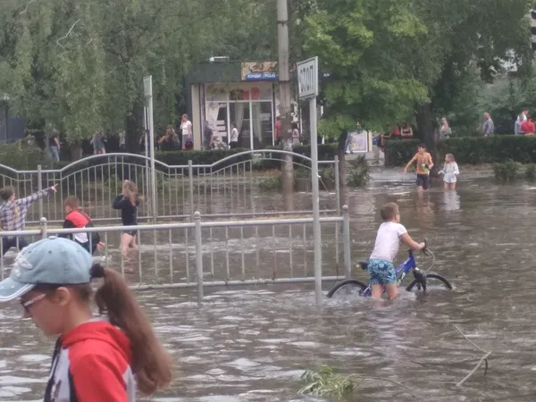 У Луцьку біля «Салюта» у «водяному полоні» опинилася швидка (фото)