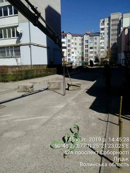 Муніципали прибрали з луцьких дворів обмежувачі руху (фото)