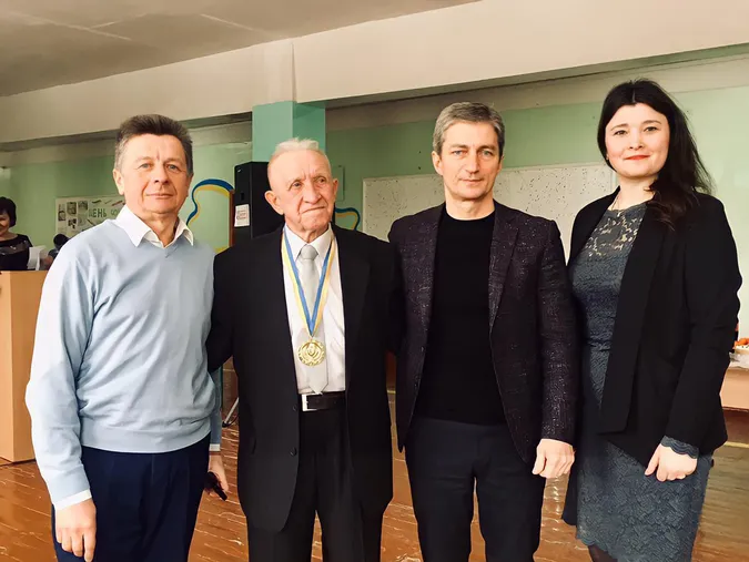 У Ковелі зворушливо привітали з днем народження старенького вчителя (фото)