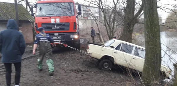 У Рожищі рятувальники витягнули з водойми «жигуль» (фото)