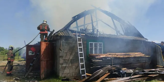 На Волині горіли господарська споруда, суха трава й чагарники (фото)