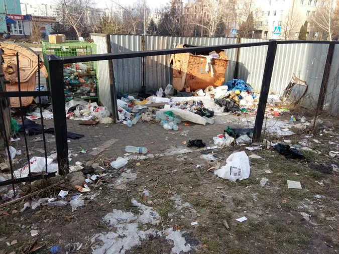 У Луцьку «росте» сміттєзвалище, яке ніхто не прибирає (фото)