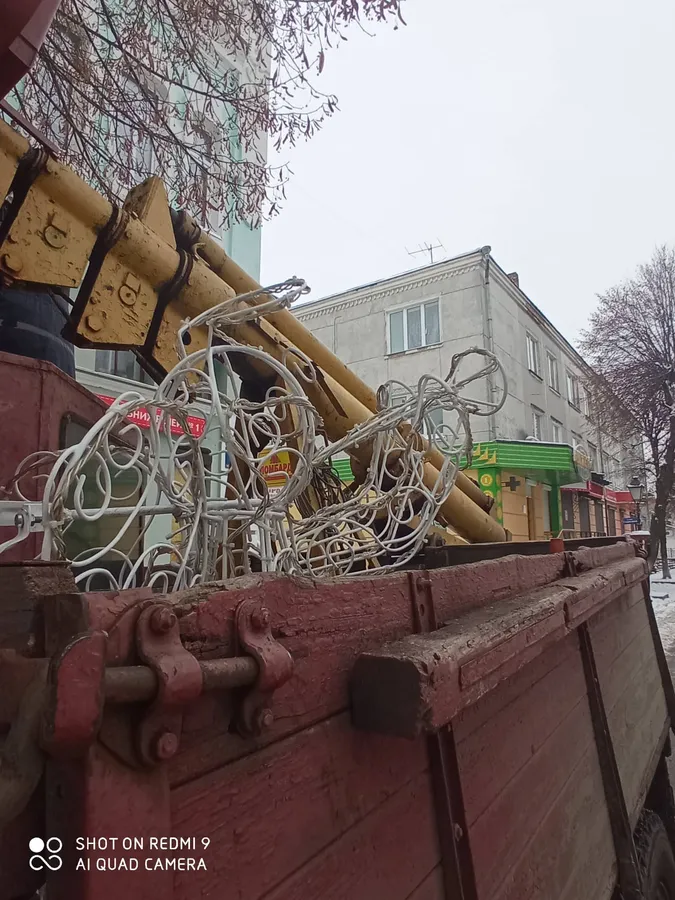 У Луцьку з Лесі Українки забирають різдвяних янголів (фото)