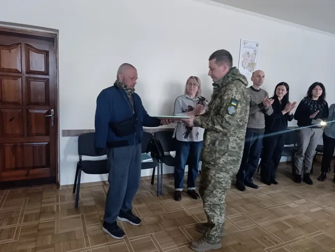 Ветерану війни з Волині вручили відзнаку «Залізний Хрест» (фото)