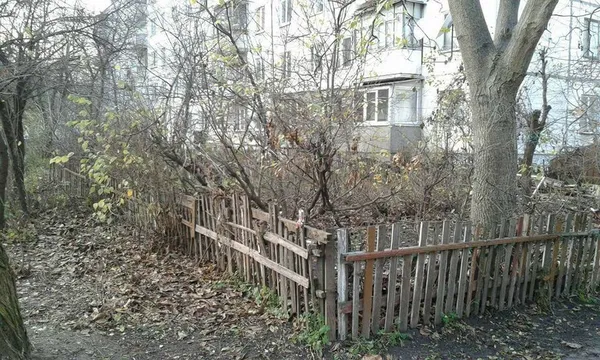Муніципали продовжують зносити саморобні паркани у Луцьку (фото)