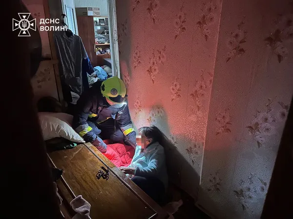 У Нововолинську рятувальники штурмували балкон баготоповерхівки: що сталося (фото)