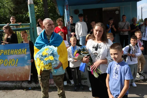 «Вареники наліплені, борщ зваримо»: на Волині зустріли звільненого з полону бійця (фото)