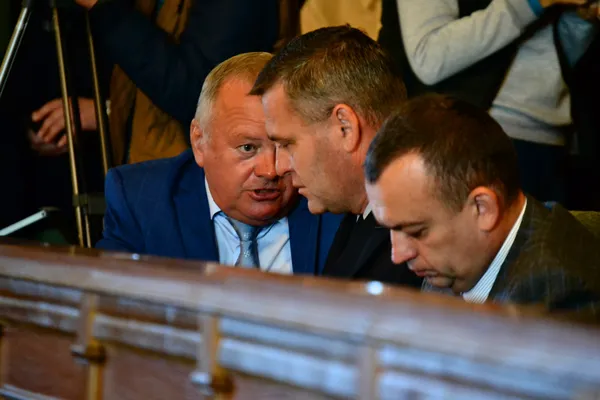 За декілька хвилин  до запиту Василя Столяра, головний поліцейський області Петро Шпига уважно вислуховував впливового депутата-аграрія  Валерія Діброву