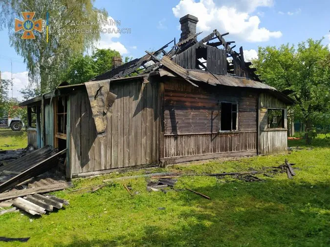 На Ковельщині через кинутий недопалок зайнявся будинок (відео)