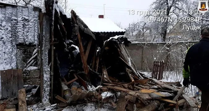 Луцькі муніципали доламали халабуди на Кічкарівці (фото)