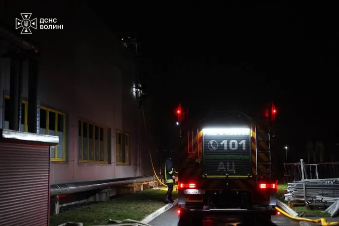 У Луцькому районі після російської атаки спалахнула пожежа на приватному підприємстві (фото)