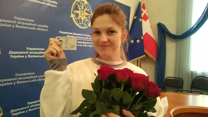 Звільненій з полону Мар'яні Мамоновій видали нові документи у Луцьку