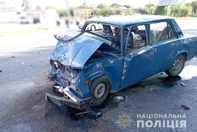 У Луцьку на перехресті зіткнулися бус і «жигулі» – є потерпілі (фото, відео)