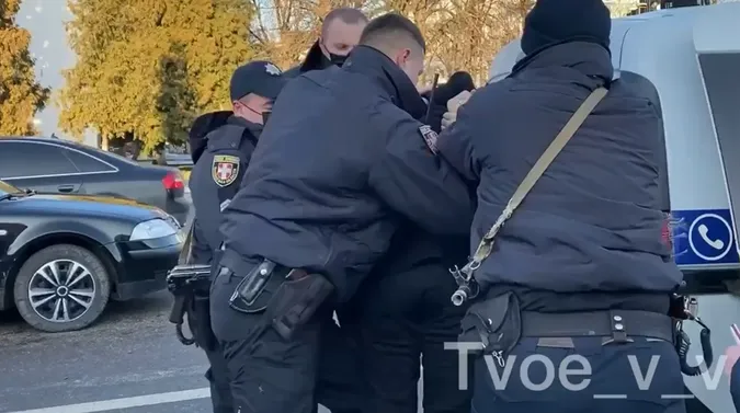 Четверо на одного: на Волині поліцейські ледве впоралися з нетверезим водієм (відео)