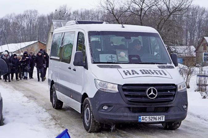 Поховали біля мами: Володимирська громада провела в останню дорогу молодого воїна Артура Шевчука